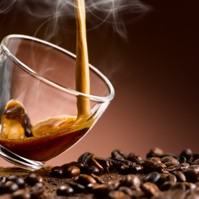 Nem csak élénkít: a kávé hatékonyabb lehet a tiszta koffeinnél is