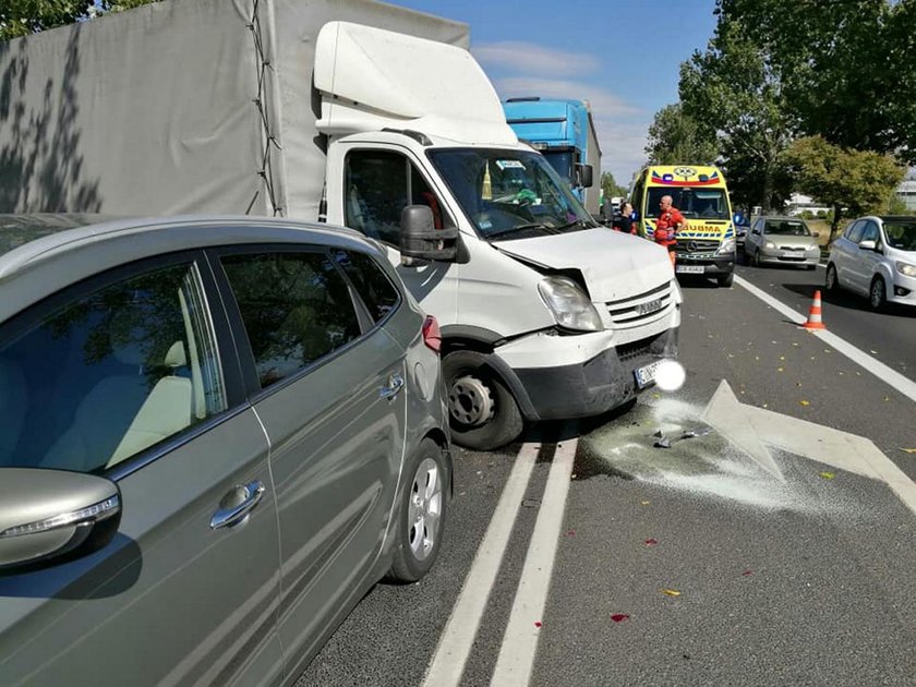 Karambol pod Bydgoszczą. TIR uderzył w auto, później było już tylko gorzej