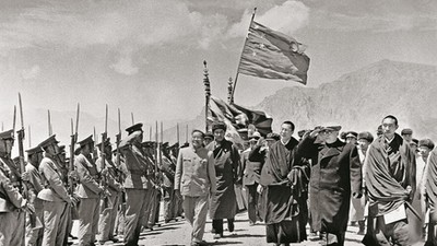 CHEN YI, LE DALAI-LAMA ET LE PANCHEN-LAMA PASSENT EN REVUE LES TROUPES TIBETAINES 1956