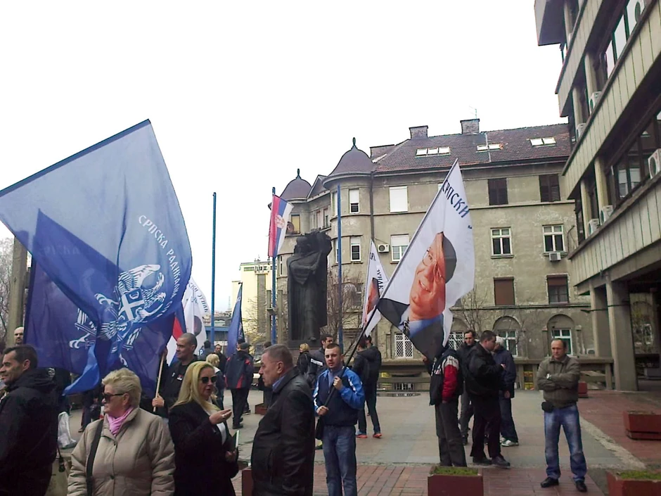Radikali okupljeni ispred Palate pravde