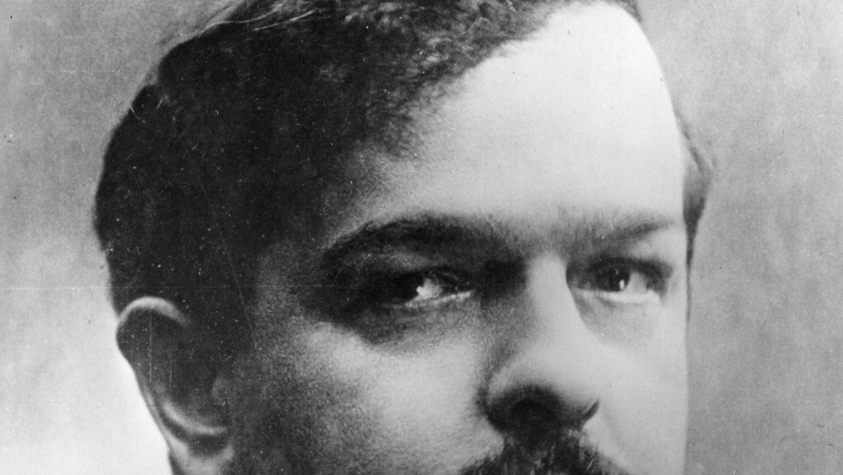 Claude Debussy - jeden z najsłynniejszych francuskich kompozytorów, twórca i czołowy reprezentant impresjonizmu w muzyce - urodził się 150 lat temu. Jego kompozycje budowane z pojedynczych brzmień wywarły ogromny wpływ na rozwój muzyki w XX w.