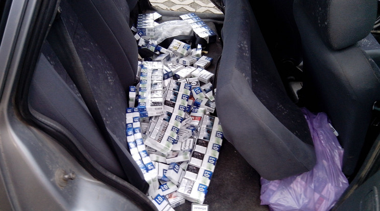 Sonkádon majdnem 400 doboz zárjegy nélküli cigarettát pakoltak ki a kocsiból /Fotó: Police.hu
