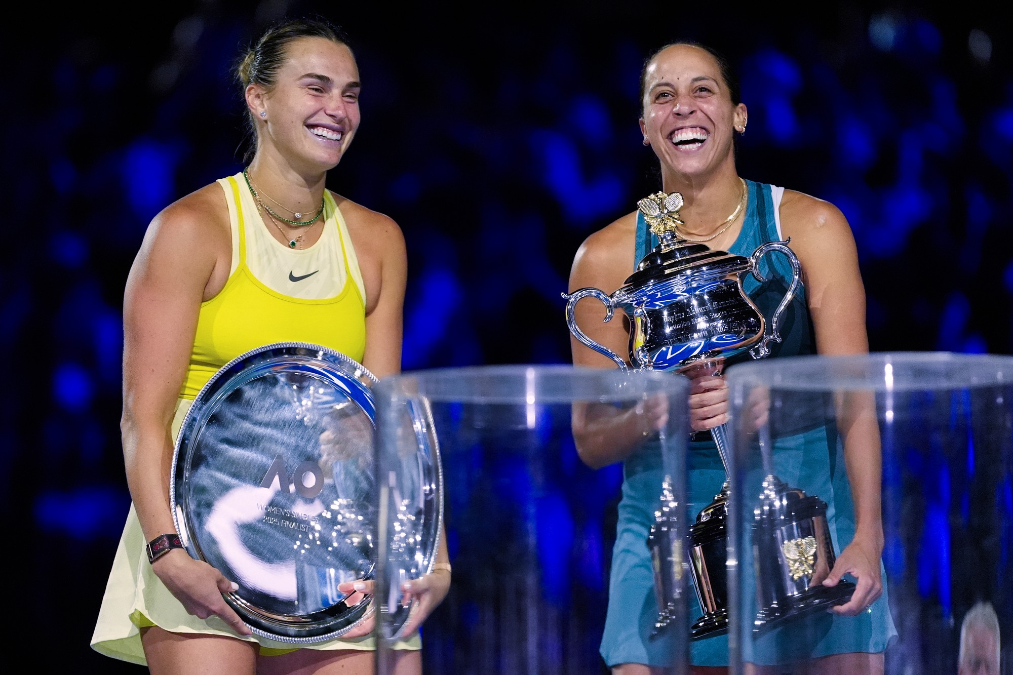 Americká tenistka Madison Keysová (vpravo) pózuje s trofejou po víťazstve nad Bieloruskou Arinou Sobolenkovou (vľavo) vo finále ženskej dvojhry na grandslamovom turnaji Australian Open. 