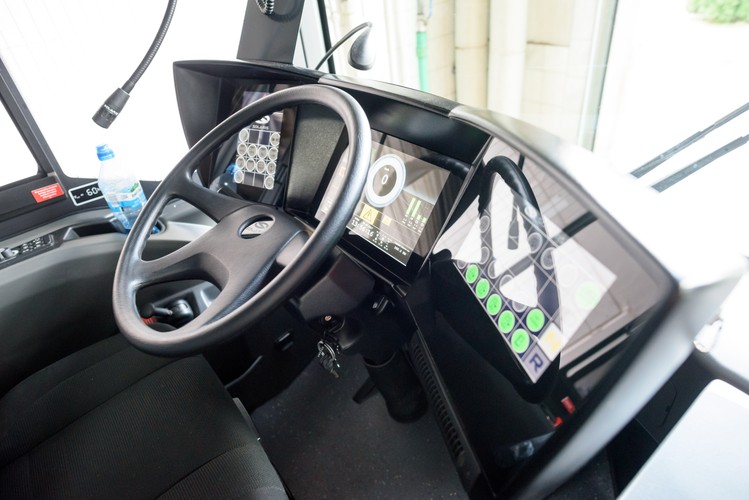 „Jest w tych autobusach wiele rozwiązań, które od pewnego czasu stały się już standardem w naszych kolejnych przetargach (…) W zamówionych pojazdach znajdą się także absolutne nowości, których nie mieliśmy do tej pory w naszych autobusach: system rekuperacji, który sprawia, że autobusy będą energooszczędne, a także informacje w alfabecie Braille'a. To ważna informacja dla osób niewidomych i niedowidzących i kolejne ułatwienie zachęcające niepełnosprawnych do podróży środkami miejskiej komunikacji” – zaznaczył Tulibacki. <br><br>ajw/ maro/<br>fot. (nlat) PAP/Jakub Kaczmarczyk