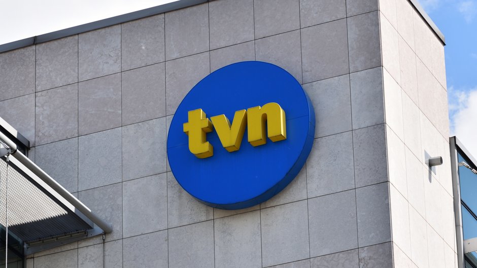 Logo stacji TVN na budynku jej siedziby w Warszawie