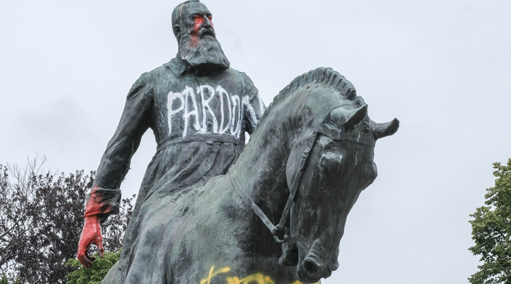 II. Lipót belga király megrongált lovasszobra Brüsszelben /Fotó: MTI/EPA/Olivier Hoslet