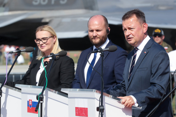 Wicepremier, minister obrony narodowej Mariusz Błaszczak, minister obrony narodowej Słowacji Jaroslav Nad oraz minister obrony Republiki Czeskiej Jana Cernochova