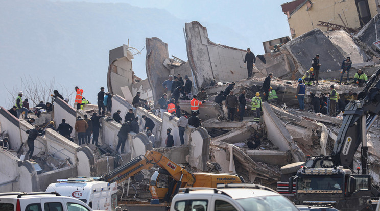 A földrengés számos házat döntött romba a dél-törökországi Hatay tartományban. Nem elég ismerni a földrengés fenyegető veszélyét, fel kell készülni rá megfelelő építési szabályzattal és annak betartatásával, illetve előrejelző rendszerrel, mert pár perc menekülési idő is rengeteg ember életét mentheti meg. / Fotó: NorthFoto
