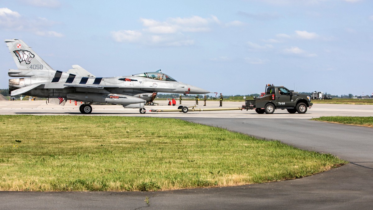 Poznań. Koronawirus w bazie F-16, zakażonych jest dziewięciu żołnierzy, setka czeka na testy