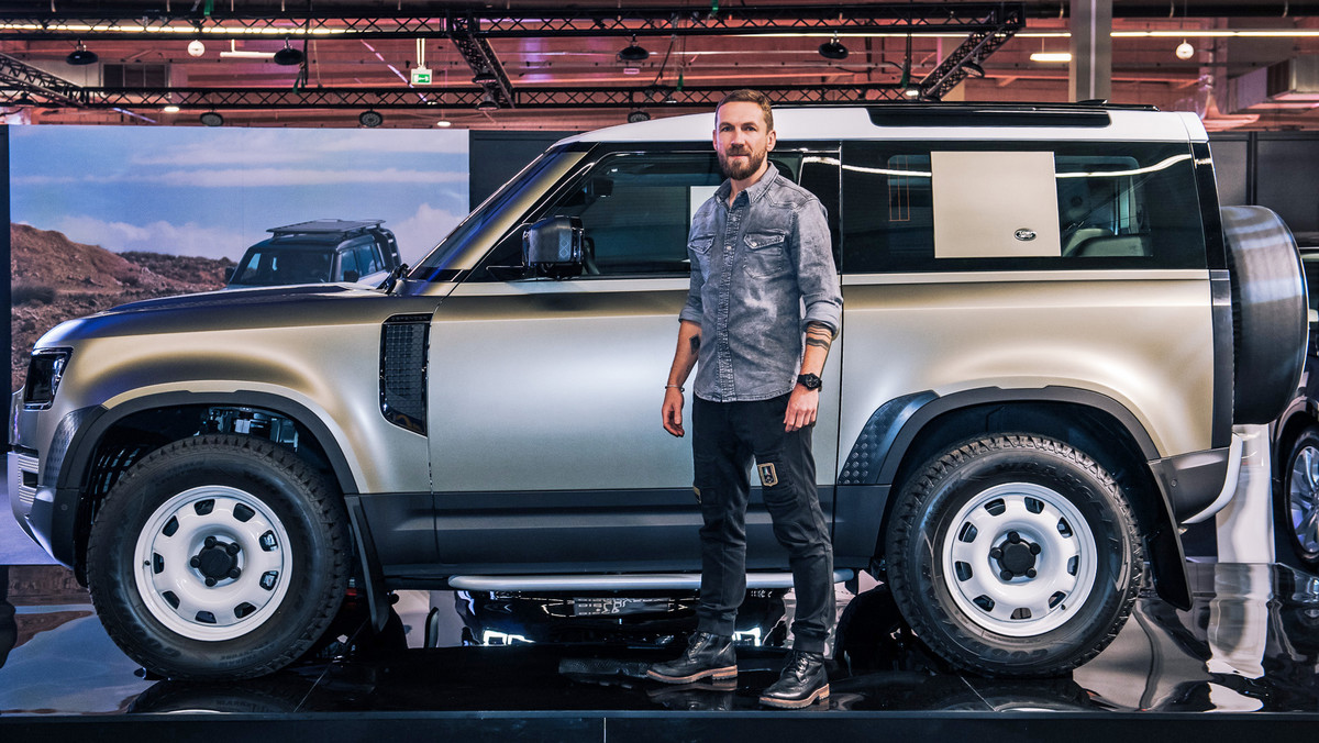 Legenda powróciła po latach. Najnowsze wcielenie modelu Land Rover Defender zostało przedpremierowo pokazane podczas targów motoryzacyjnych Warsaw Motor Show. Ambasadorem nowego Defendera został Przemek Kossakowski, podróżnik i dziennikarz. 