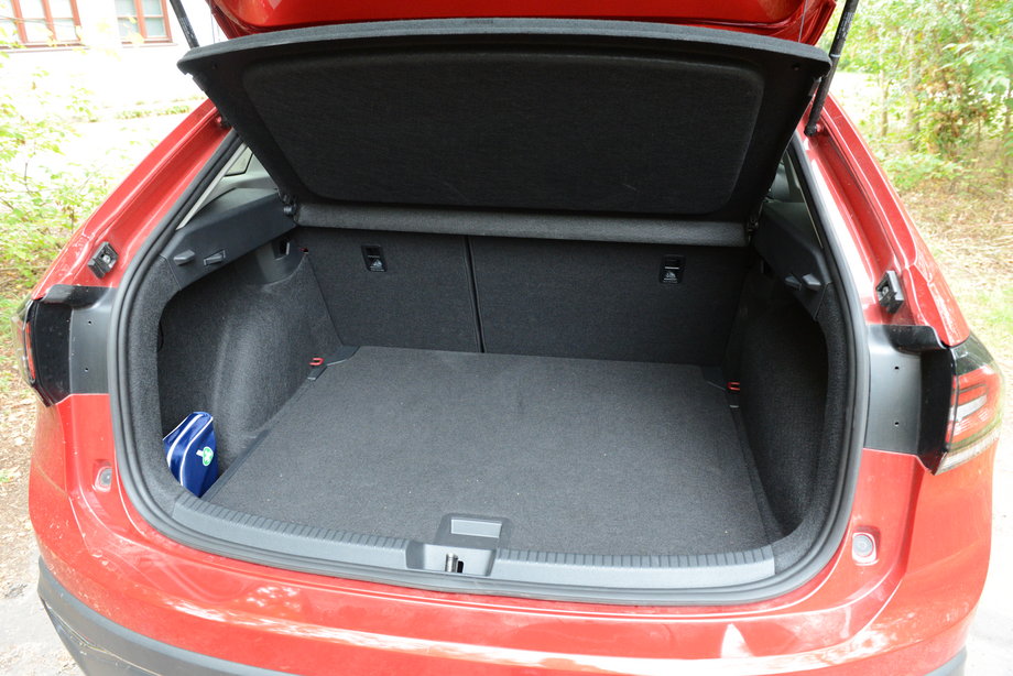 Volkswagen Taigo 1.0 TSI ma spory, 4440-litrowy bagażnik. Pod podłogą mamy dodatkowe schowki, o ile oczywiście nie zdecydujemy się na pełnowymiarowe koło zapasowe.
