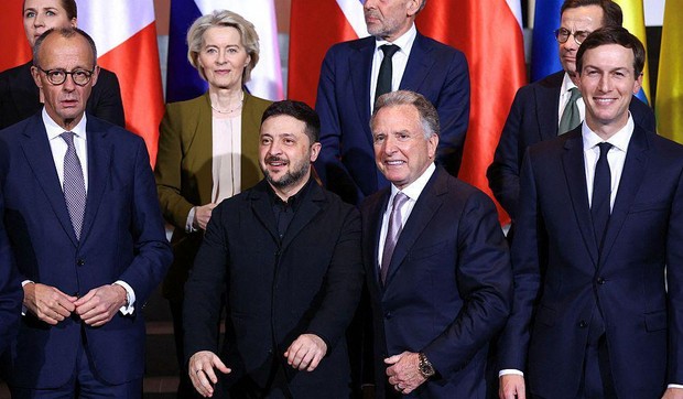 Ukrajinski predsednik Vladimir Zelenski sa evropskim liderima i delegacijom SAD | Foto: Lisi Niesner / POOL / AFP/ Getty Images