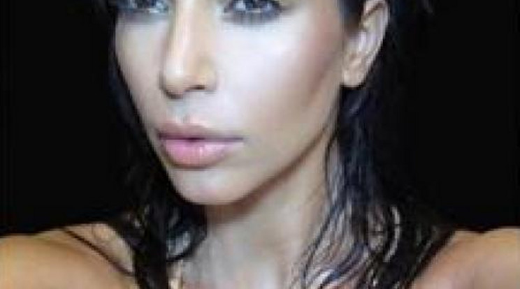 Kim Kardashian hatalmas mellével adja el új könyvét - fotó!