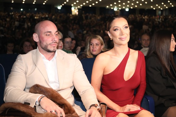 TEA TAIROVIĆ SA MUŽEM IVANOM PROSLAVLJA PRVU GODIŠNJICU BRAKA Supružnici otišli iz Srbije za njihov važan datum