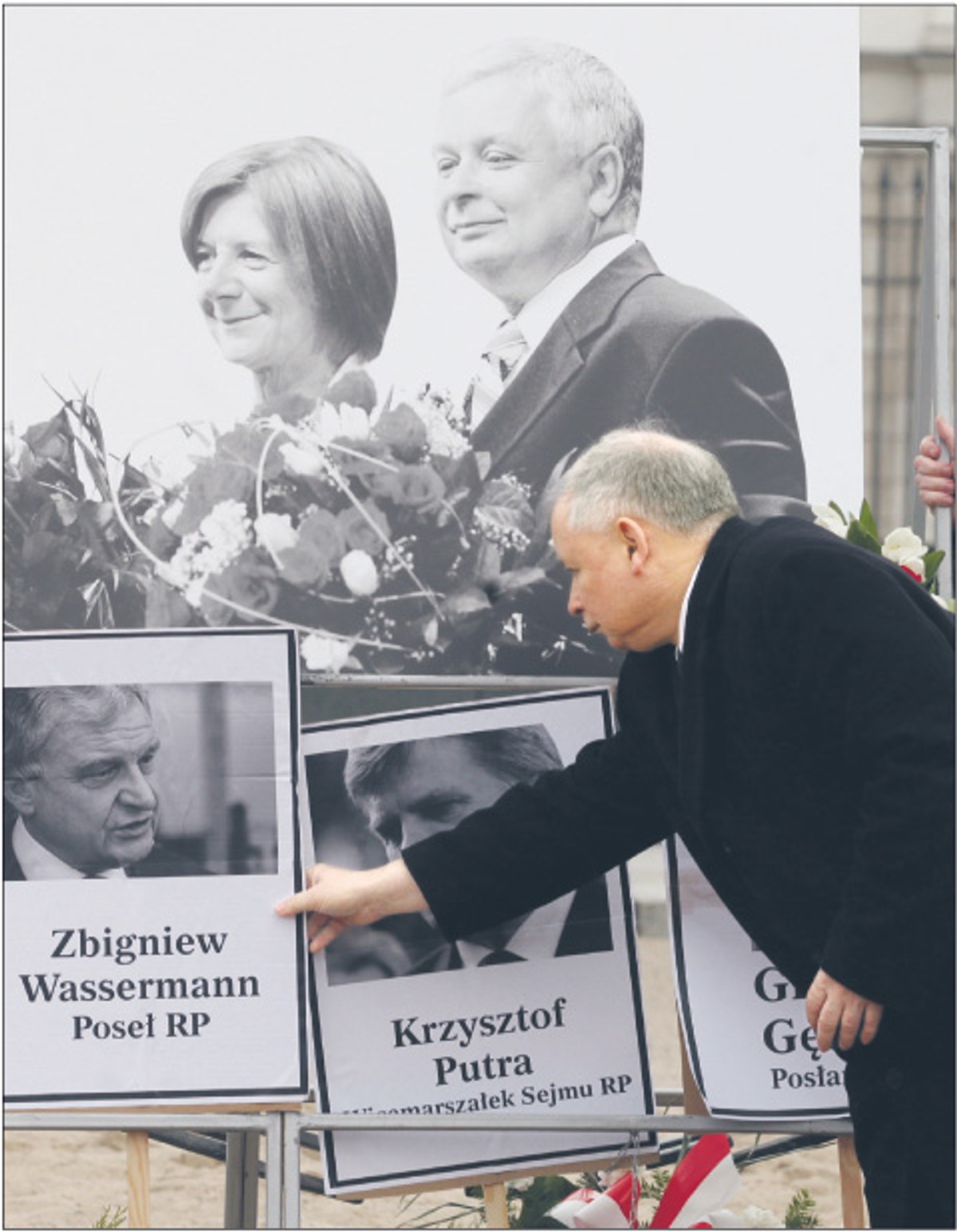 Przed pałacem prezydenckim ustawiono zdjęcia ofiar katastrofy. Prezes PiS Jarosław Kaczyński złożył pod nimi wieniec Fot. Jarosław Gzell/PAP
