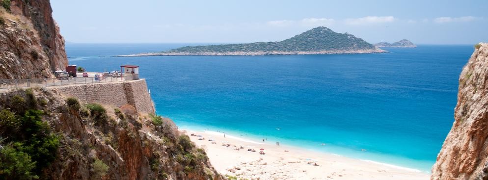 <b>6. Turcja</b>
<br></br>
Liczba odwiedzających w 2013: 37,8 mln
<br></br>
Turcja stała się w ostatnich latach bliską i oswojoną egzotyką dla Europejczyków. Turystów można spotkać w kurortach nad Morzem Śródziemnym oraz Egejskim. Standardowymi celami wycieczek są także Stambuł oraz Kapadocja z tufowymi skałami.