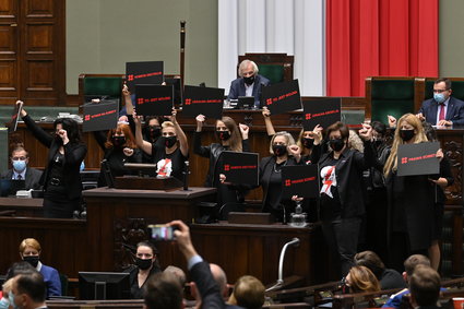 Sejm z niepewną większością ma wolne. Ważne projekty muszą poczekać