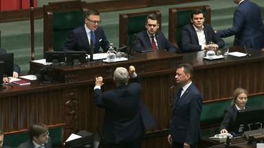 Awantura w Sejmie. Politycy PiS zakłócili obrady i wyszli z sali. Marek Suski obraził Szymona Hołownię