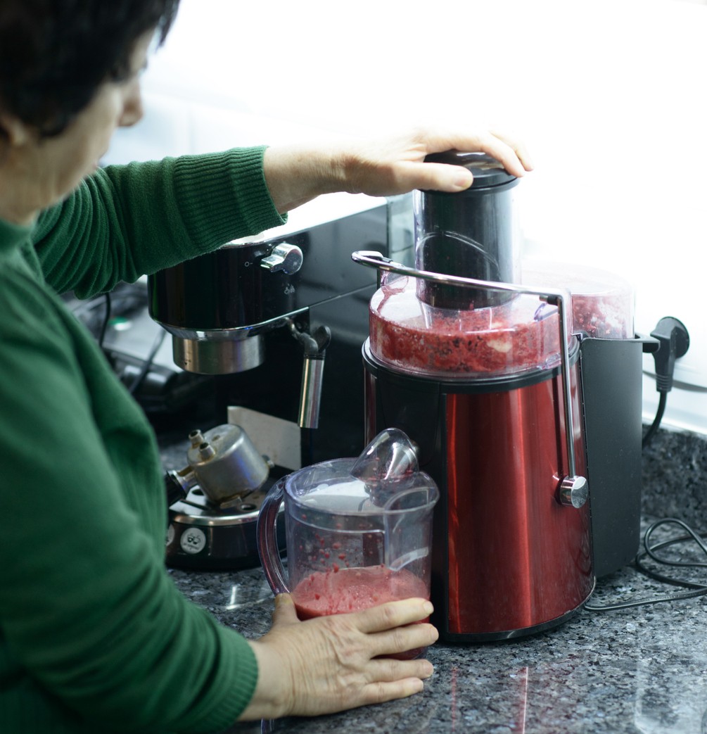 Čerstvo odšťavená repa – jednoduchý krok k prirodzenému zníženiu krvného tlaku u seniorov.