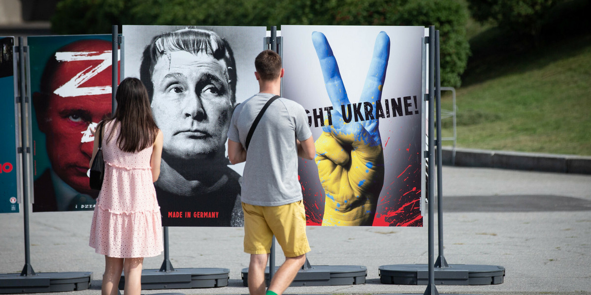 Plenerowa wystawa plakatów. Dzień Zwycięstwa w Kijowie.