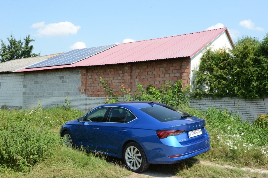 Skoda Octavia iV może przejechać bez używania silnika spalinowego ponad 50 km. Co więcej, energię elektryczną można czerpać z paneli fotowoltaicznych, a to - pomijając wcześniejszą inwestycję - nic nas nie kosztuje.