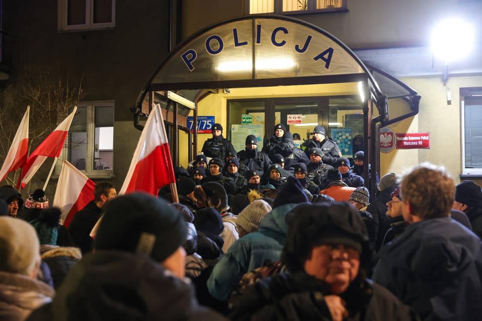 Uczestnicy protestu przed Komendą Rejonową Policji przy ul. Grenadierów w Warszawie