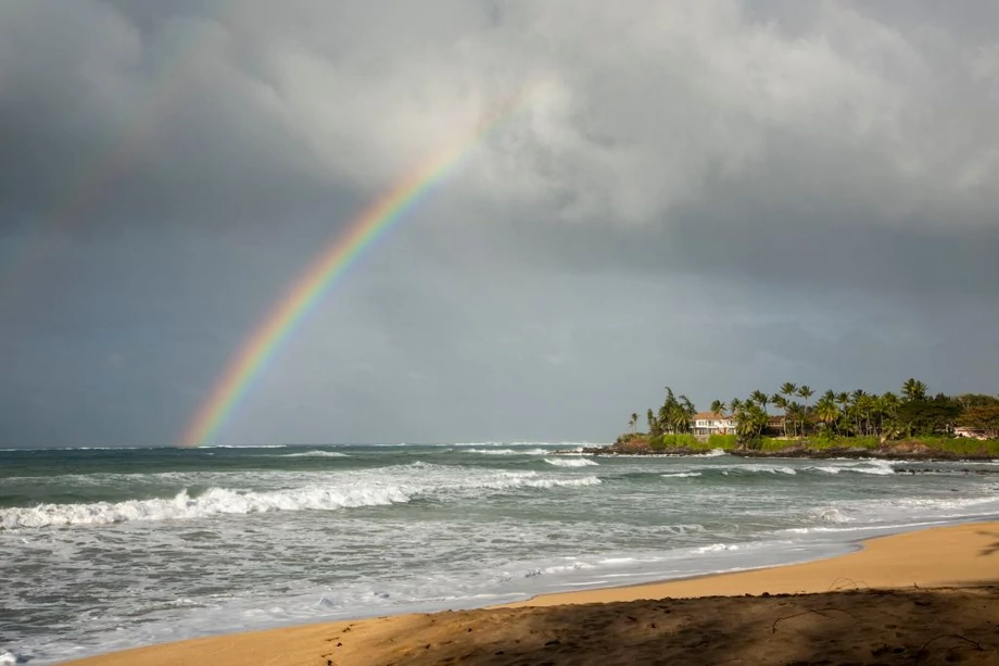 Widok z oddali na jedną z rezydencji znajdujących się na wyspie Maui w archipelagu Hawajów (zdjęcie ilustracyjne). Swoje domy mają tam m.in. Jeff Bezos, Oprah Winfrey oraz Peter Thiel