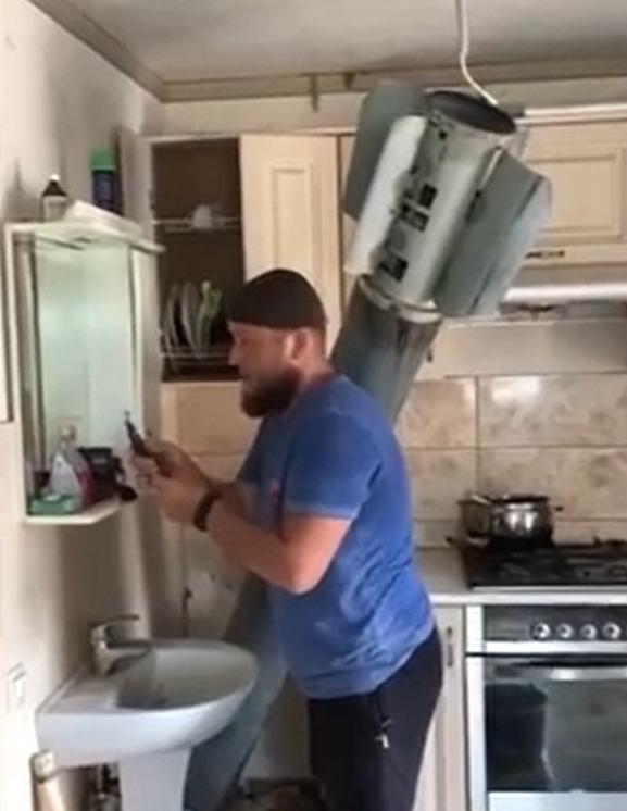 Muž sa holí s raketou v byte
