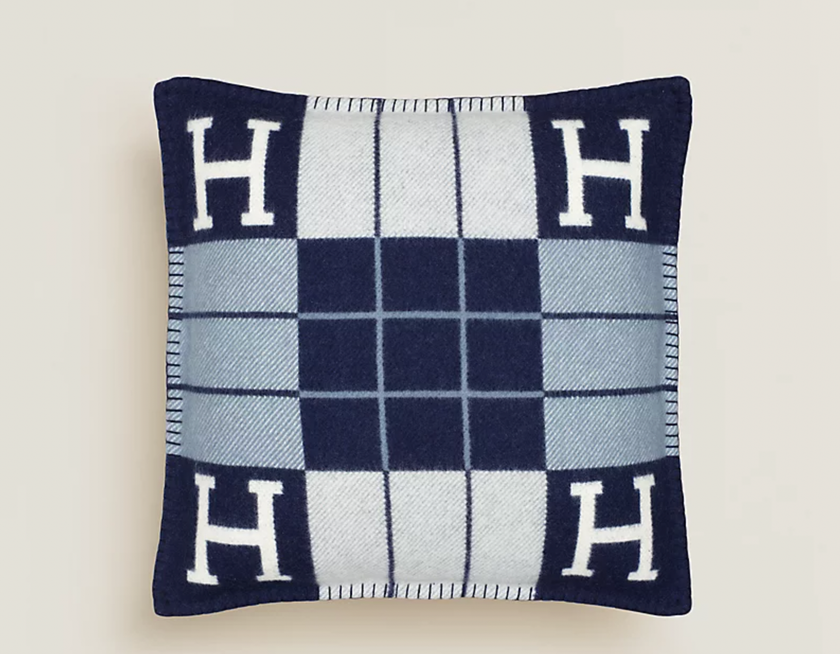 Bei Hermès erhältlich: Dunkelblaues Kissen mit abnehmbarer Jacquardwebung für 650 Franken.