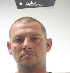 Polícia po ňom pátra.