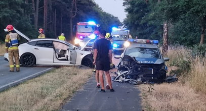 Policjanci jechali do wypadku, a sami mu ulegli. Czołowe zderzenie radiowozu i samochodu elektrycznego