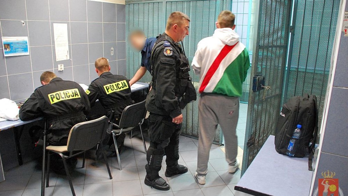 Za czynną napaść na policjantów, posiadanie narkotyków, zakłócanie ładu i porządku publicznego oraz używanie środków pirotechnicznych odpowiedzą osoby zatrzymane po niedzielnym meczu Legii z Lechem w Warszawie. Do aresztu trafiły w sumie 23 osoby. Poza tym funkcjonariusze wystawili też setki mandatów.