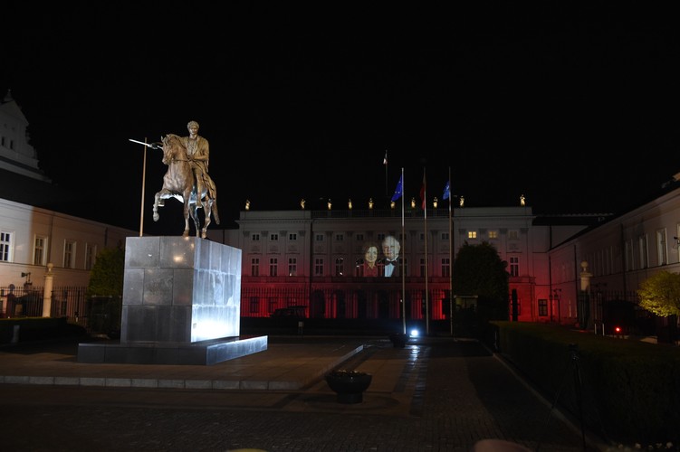 Obchody 7. rocznicy katastrofy smoleńskiej - portret pary prezydenckiej Lecha i Marii Kaczyńskich wyświetlony na fasadzie Pałacu Prezydenckiego