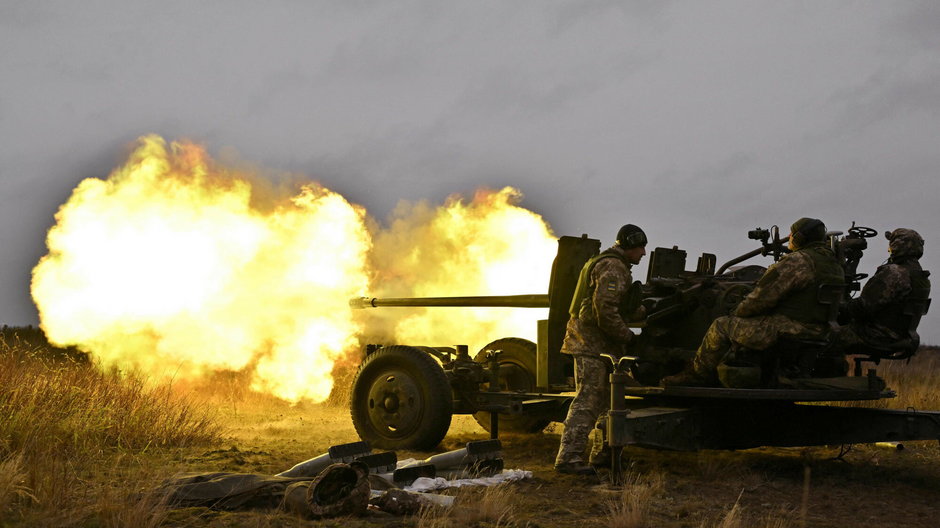 Ukraińscy żołnierze strzelają z artylerii podczas ćwiczeń w obwodzie czernihowskim, 11 listopada 2023 r.