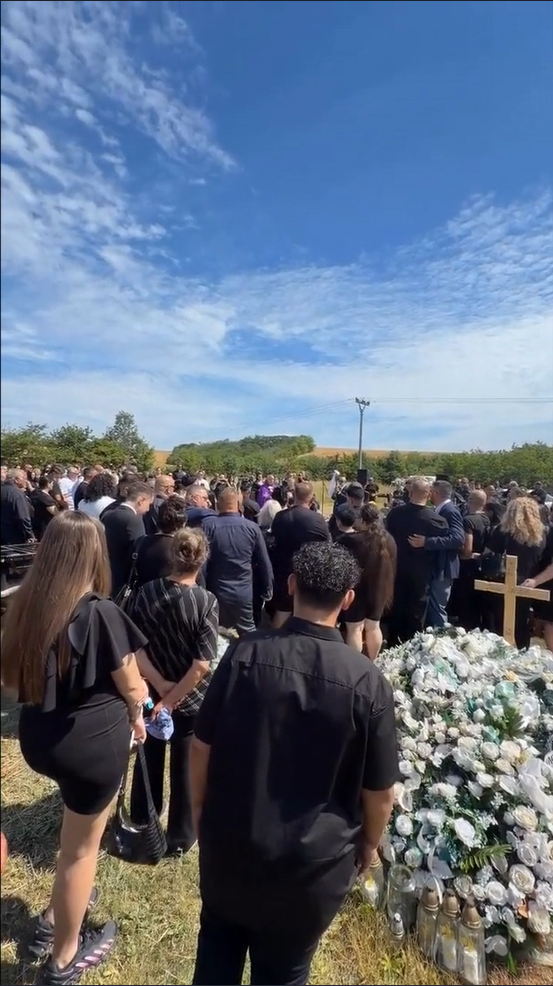Zábery z pohrebu speváka Jozefa Kukyho († 30). 