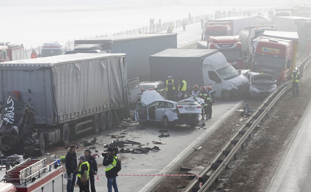 Dwa karambole we mgle na autostradzie A1. Zderzyło się kilkadziesiąt aut [WIDEO]