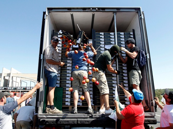 Akcja francuskich rolników w Senas, w Prowansji
