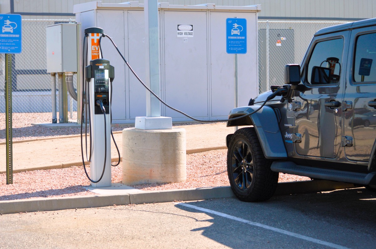 Gigant wzywa do serwisów 375 tys. aut. Przez problemy z bateriami