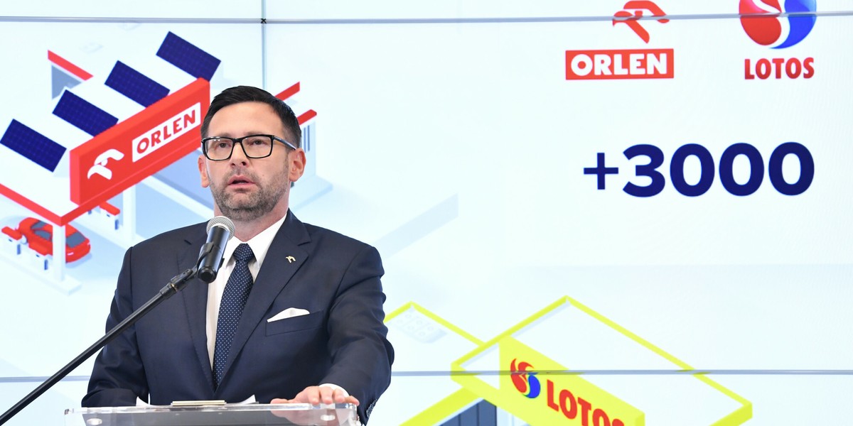 Daniel Objatek podczas konferencji, na której ogłosił domknięcie fuzji.