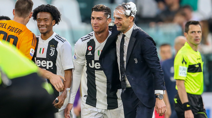 Massimiliano Allegri  Juve-edző és Cristiano Ronaldo összekente a haját egy kis habbal az ünnep során/ Fotó:  Getty Images 