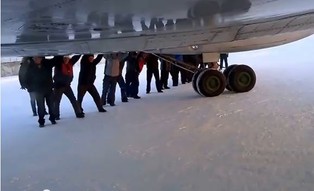Takie rzeczy tylko w Rosji. Pasażerowie pchają samolot [WIDEO]