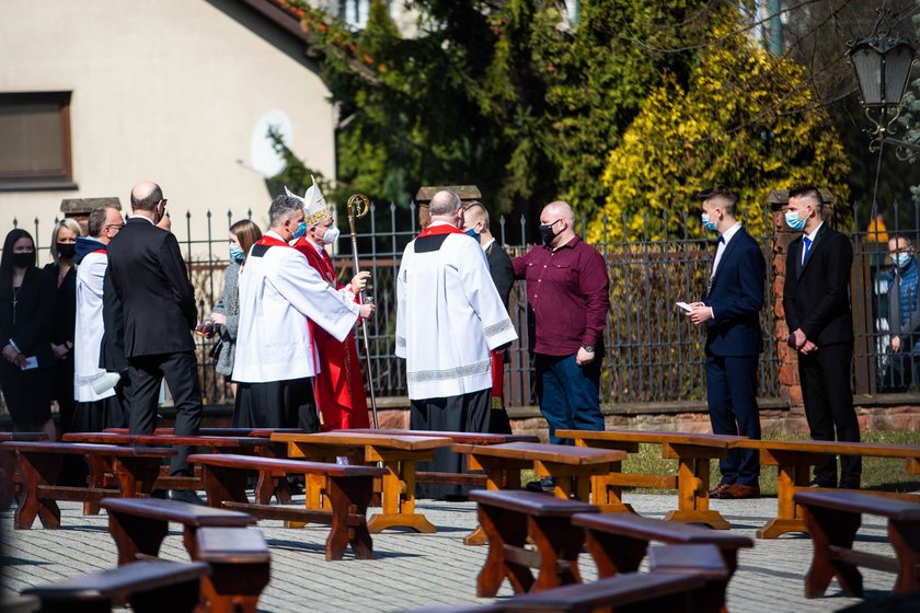 Kraków. Pierwszy dzień lockdownu a w Czyżynach bierzmowanie. Tłumy pod kościołem