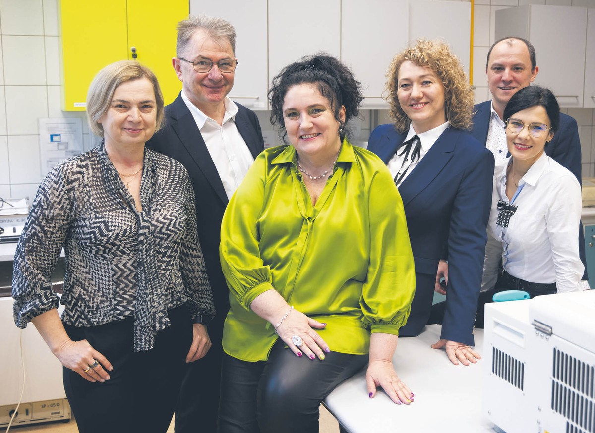 Naukowcy z Uniwersytetu Medycznego w Lublinie i z Uniwersytetu Przyrodniczego w Lublinie (od lewej): prof. dr hab. Monika Wujec, prof. dr hab. Krzysztof Tomczuk, prof. dr hab. Anna Bogucka-Kocka, dr Monika Roczeń-Karczmarz, dr Przemysław Kołodziej i dr Marta Demkowska-Kutrzepa