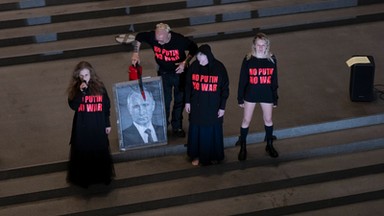 Skandal w Monachium. Aktywistka oddała mocz na portret Władimira Putina