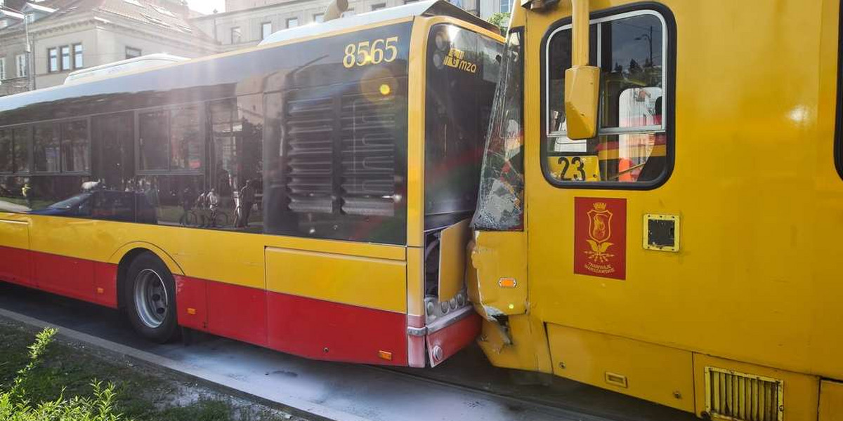 Autobus zderzył się z tramwajem. Wypadek w Warszawie