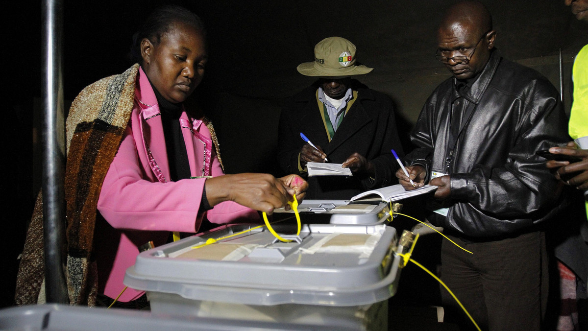 Partia prezydenta Zimbabwe Roberta Mugabego ZANU-PF twierdzi, że wygrała w wyborach parlamentarnych z opozycyjną MDC premiera Morgana Tsvangiraia. Według opozycji dopuszczono się oszustw. Oficjalne wyniki mają być ogłoszone w ciągu 5 dni od wyborów.