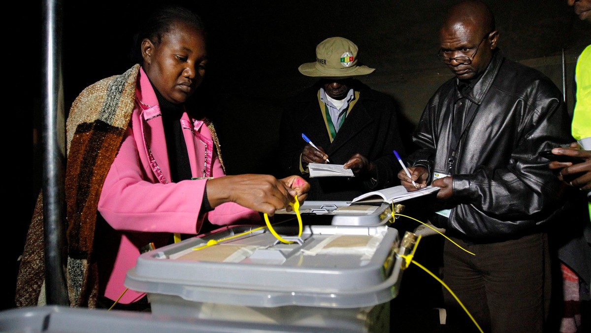 Partia prezydenta Zimbabwe Roberta Mugabego ZANU-PF twierdzi, że wygrała w wyborach parlamentarnych z opozycyjną MDC premiera Morgana Tsvangiraia. Według opozycji dopuszczono się oszustw. Oficjalne wyniki mają być ogłoszone w ciągu 5 dni od wyborów.