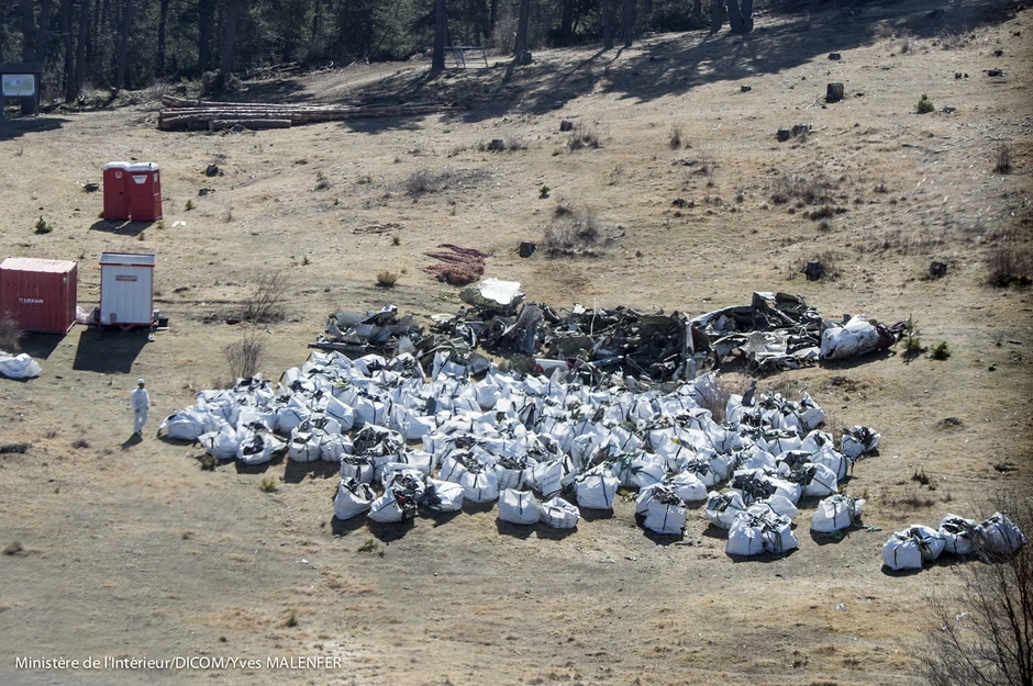 Ostaci aviona u kesama