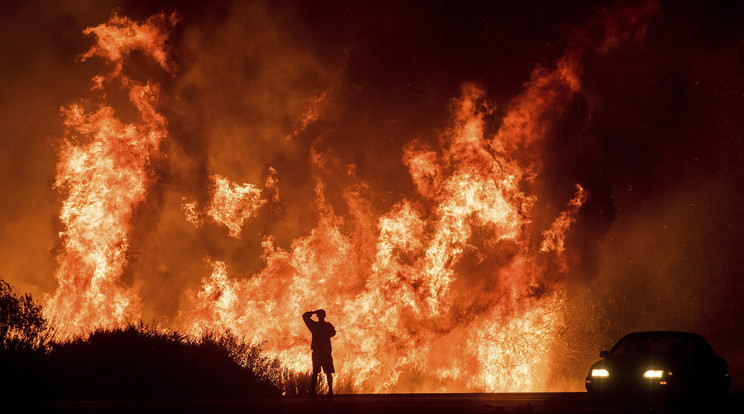 A felcsapó
lángok pokollá változtatták Los Angeles és Ventura környékét /Fotó: MTI