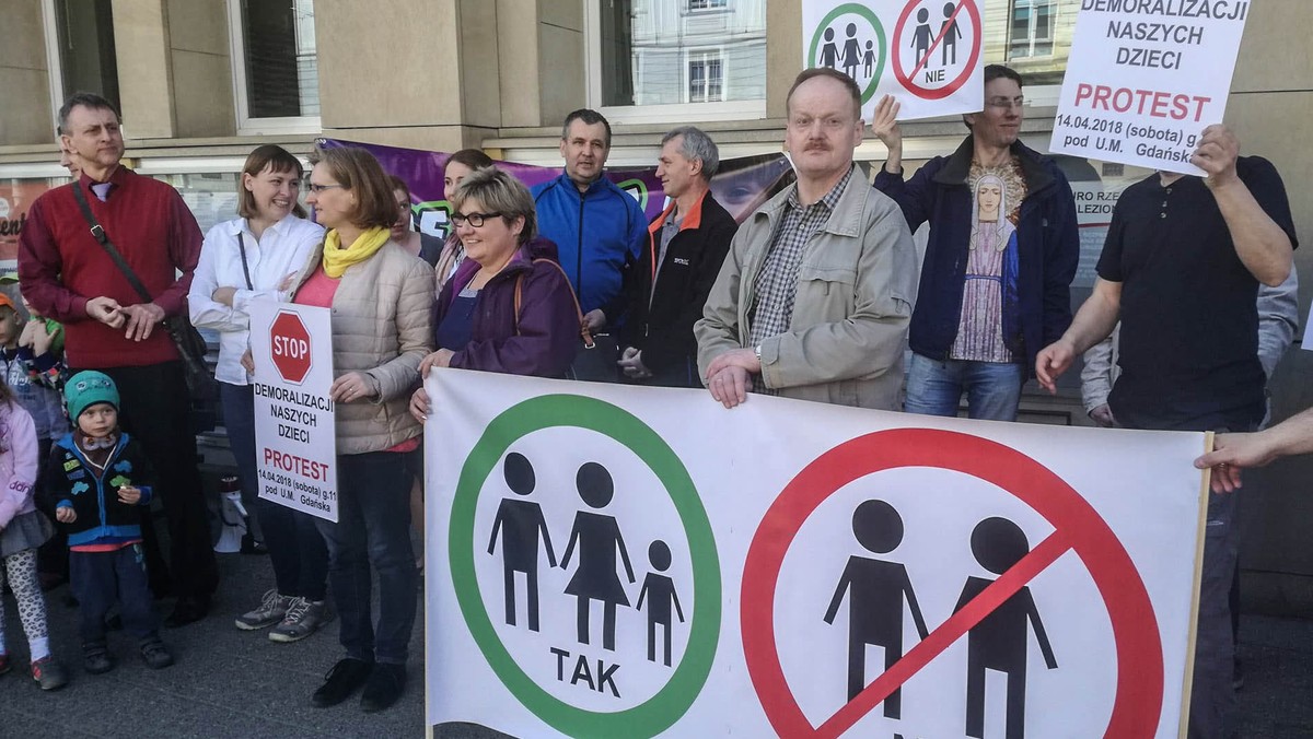 Przedstawiciele kilku organizacji protestują przeciwko sposobowi wdrażania modelu równego traktowania w Gdańsku. Krytykują też wiele zawartych tam rekomendacji i mają uwagi wobec planów miasta ws. edukacji seksualnej.